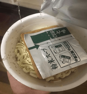 インスタントラーメンに集まる蟻