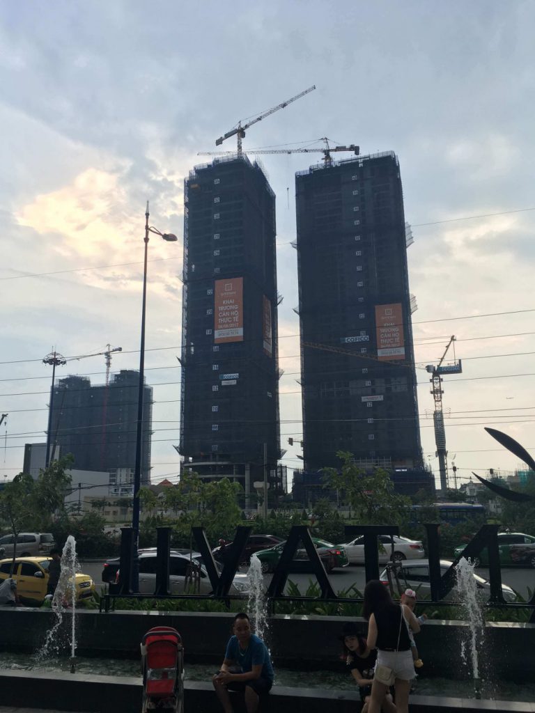 建設中の高層マンション(ベトナム)