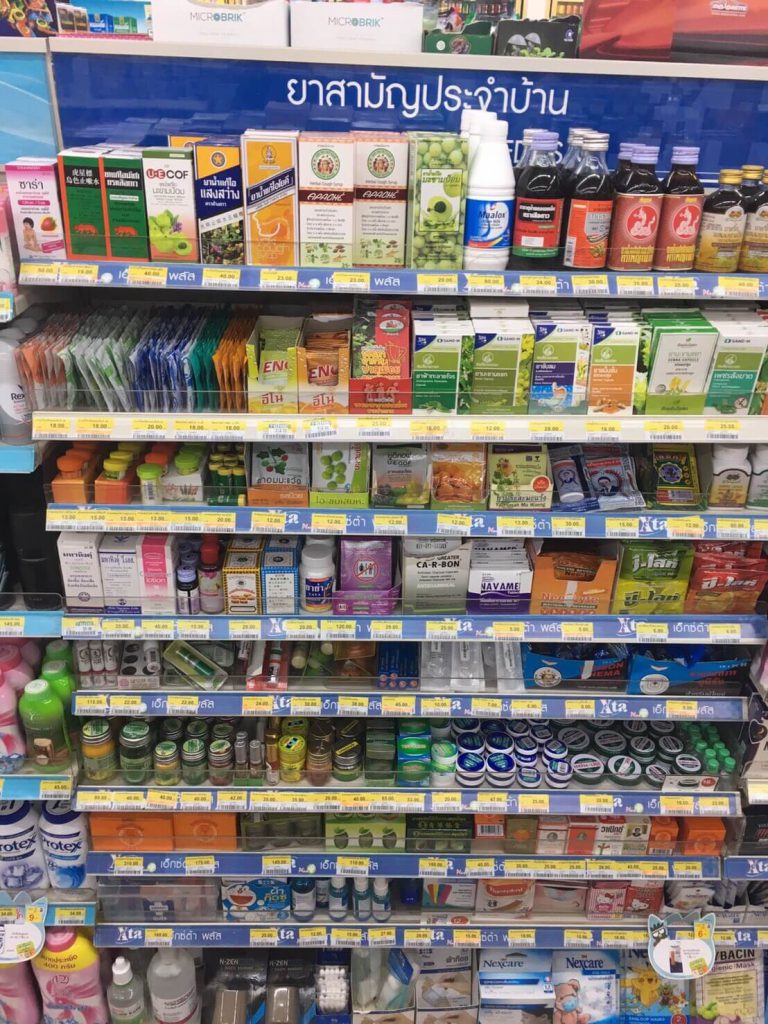 タイ　コンビニの薬　商品陳列の様子