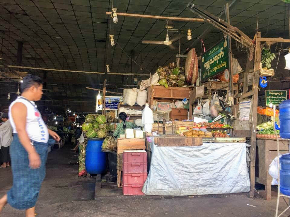 食料品が並ぶ店頭