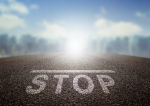 道路上のSTOP文字と光
